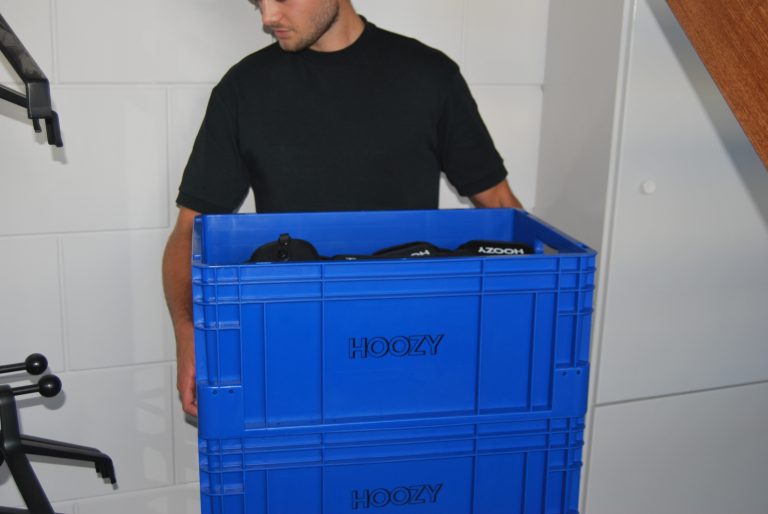 Bakken met Hoozy hoezen worden getild