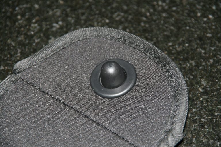 Close-up van de magneetsluiting van een Hoozy hoes