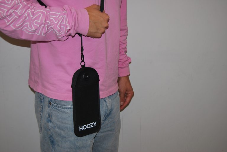 Hoozy hoes aan een strap om de nek