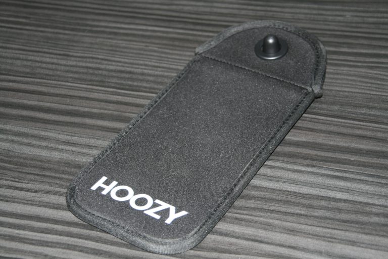 Gesloten Hoozy hoes in de hand van een gast