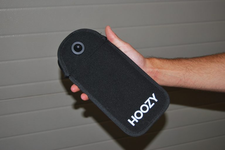 Hoozy hoes met logo in de hand