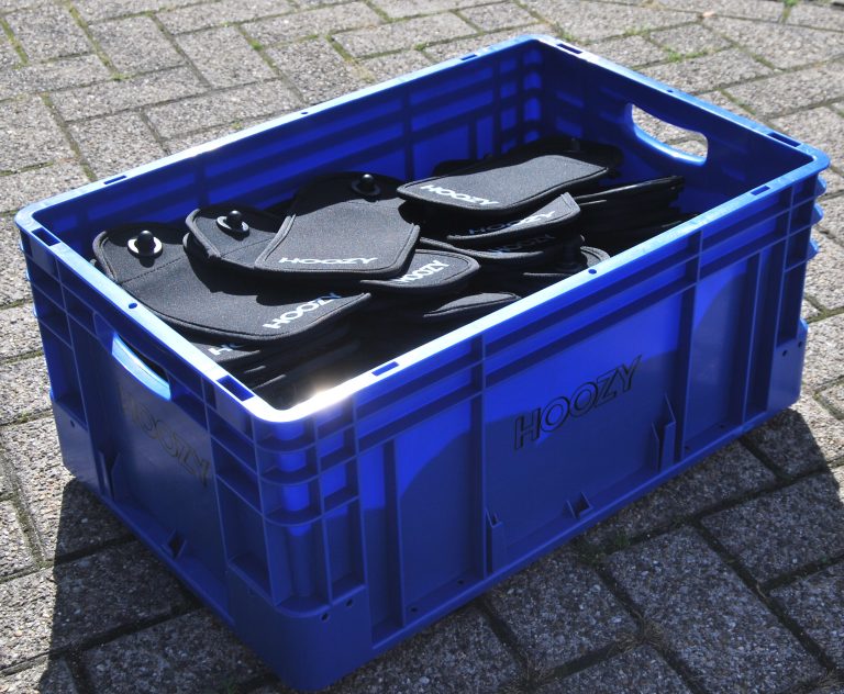 Hoozy hoezen in een bak klaar voor verhuur