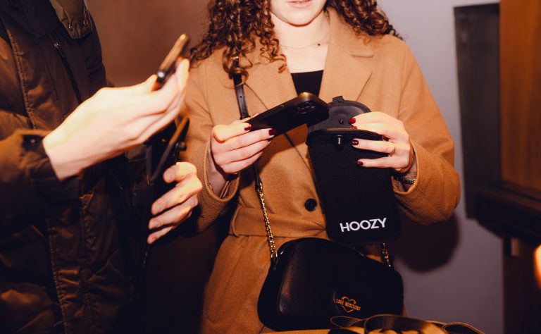 Telefoon gaat in de Hoozy hoes bij de ingang
