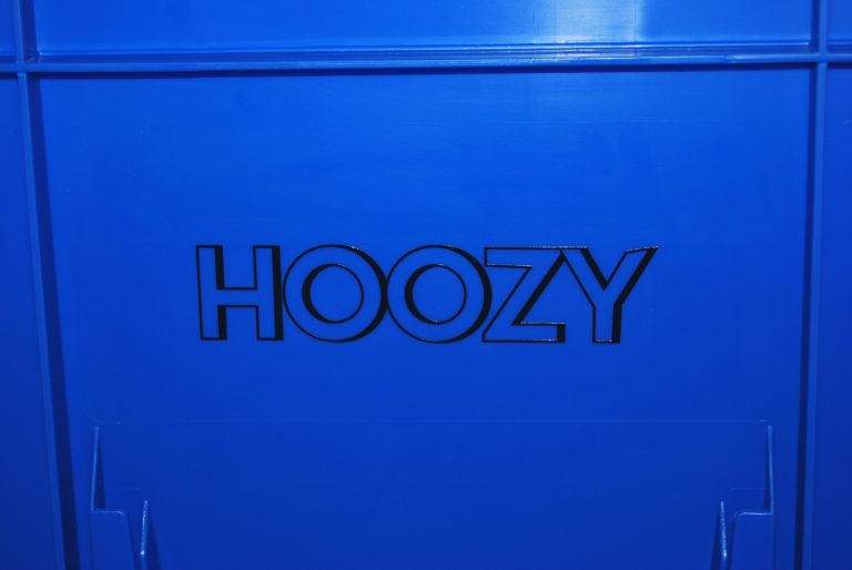Verzamelbakken met het Hoozy logo