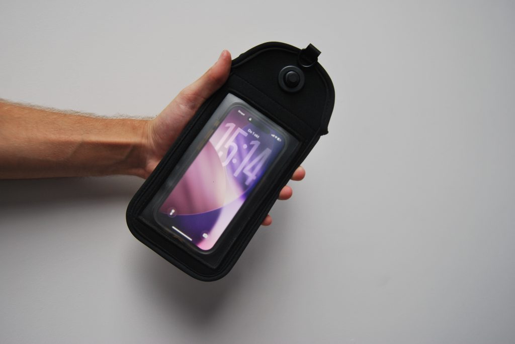 Telefoon zichtbaar en bedienbaar door het venster van de Hoozy hoes