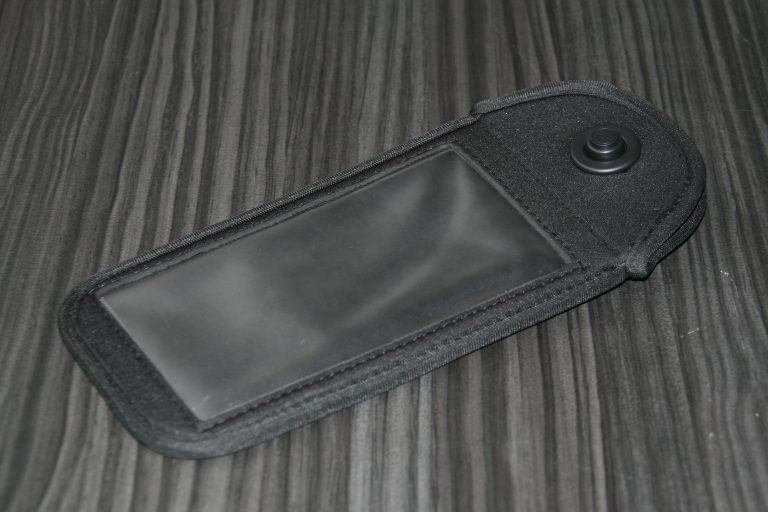 Telefoon in een cameravrije Hoozy hoes tijdens een zakelijke sessie