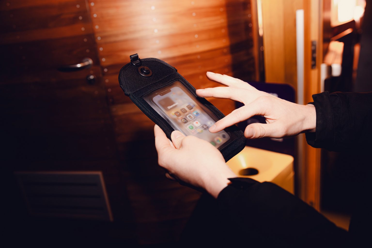 Telefoon blijft bruikbaar door het venster van de cameravrije Hoozy hoes