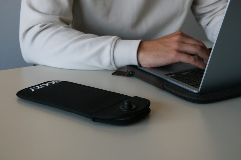 Hoozy hoes naast een laptop