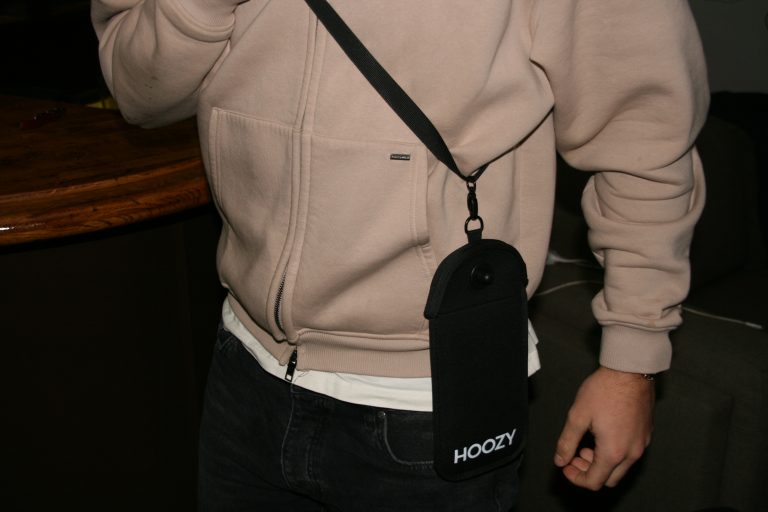 Gast draagt de Hoozy hoes om de nek
