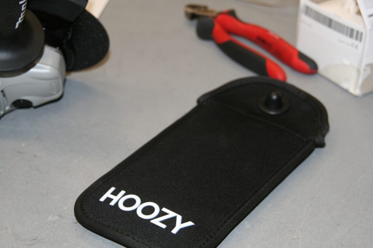 Hoozy hoezen op een werkbank tijdens controle