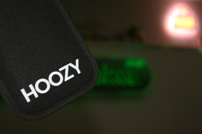 Hoozy hoes in gedempt clublicht