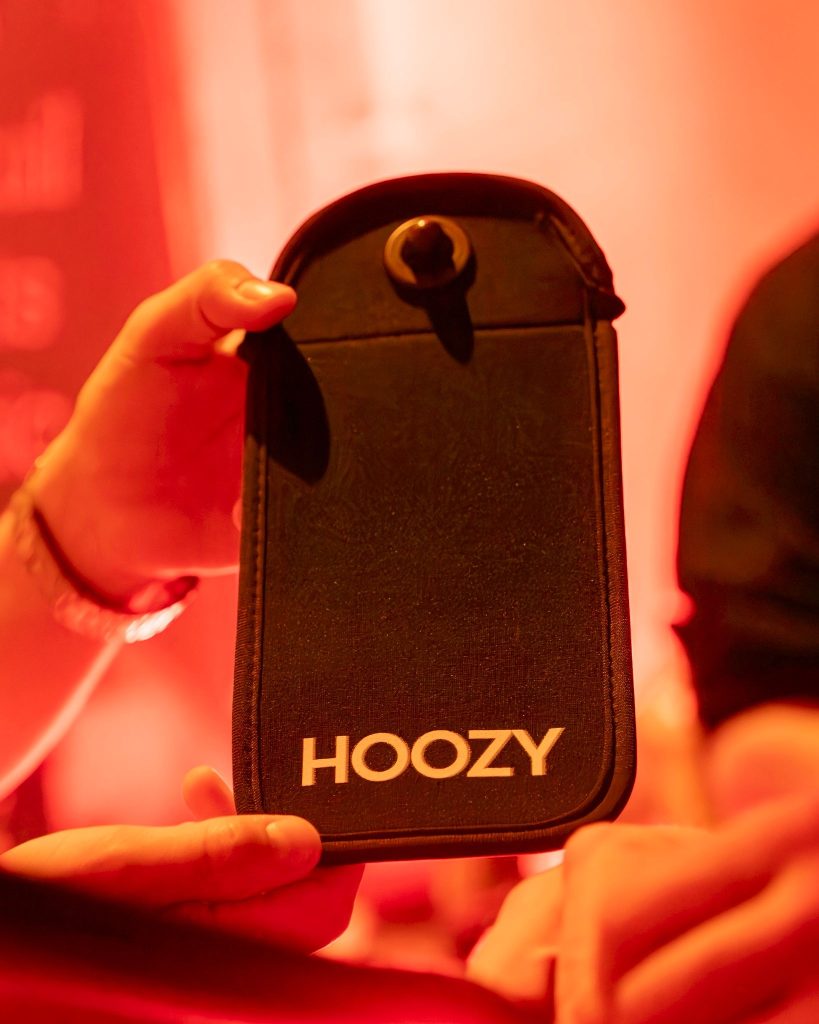 Afgesloten Hoozy hoes in rood licht