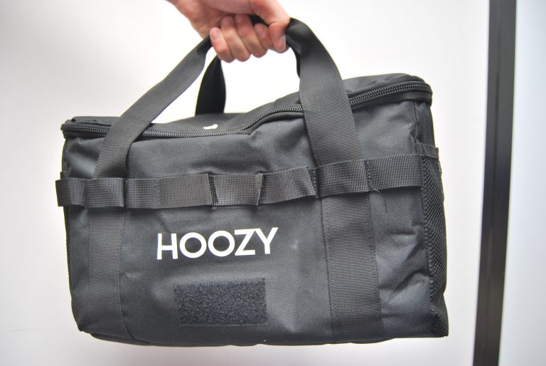 Tas en jas naast een Hoozy hoes