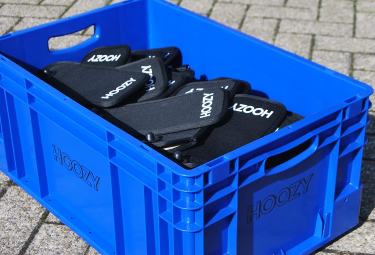 Bak met Hoozy hoezen klaar voor uitgifte